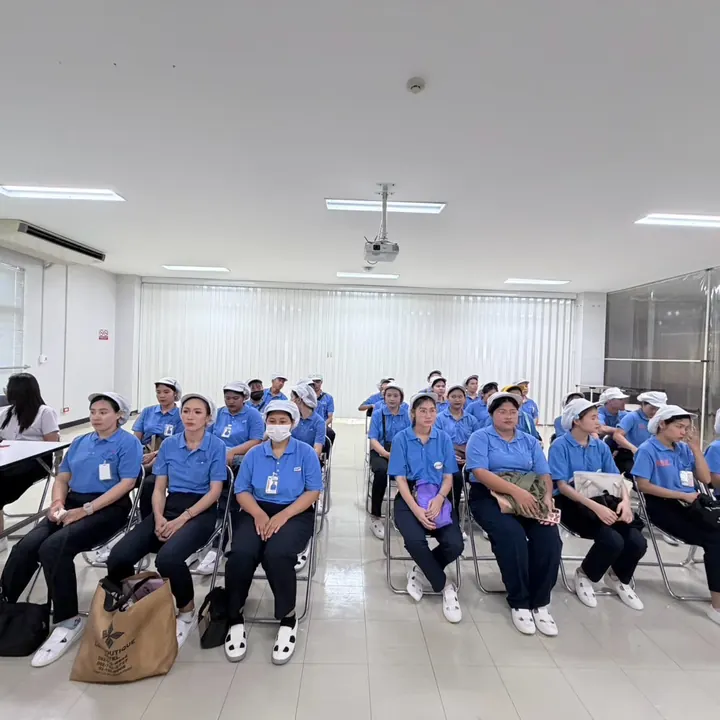 ทีมพนักงานใหม่ปฐมนิเทศในห้องประชุมโรงงาน