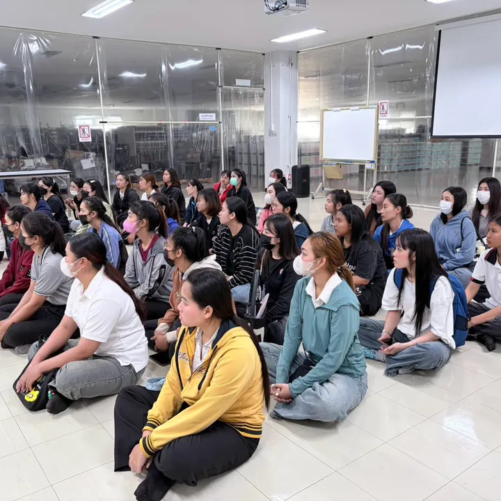 พนักงานใหม่รับฟังการชี้แจงกฎระเบียบโรงงาน