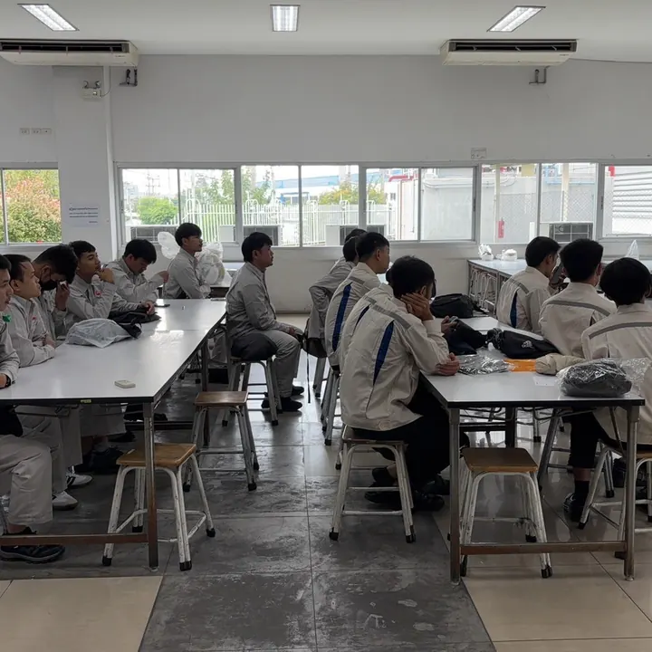 ประชุมชี้แจงพนักงานในโรงอาหารโรงงาน
