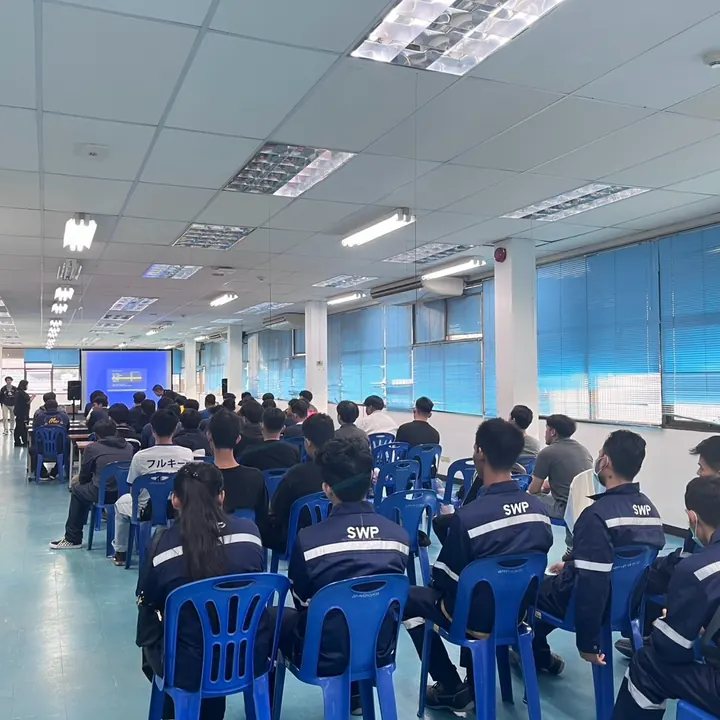 อบรมพนักงานจำนวนมากในหอประชุมโรงงาน