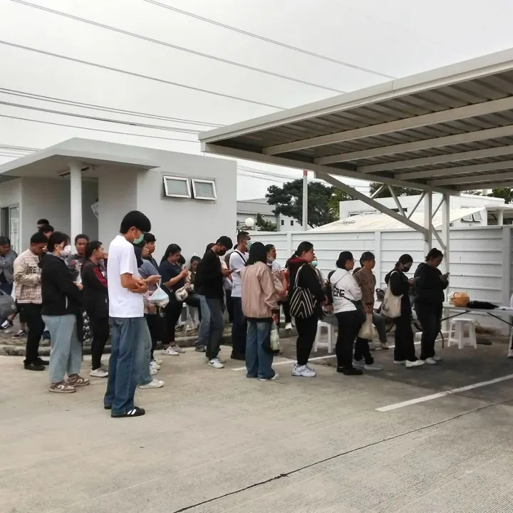 พนักงานใหม่รายงานตัวหน้าอาคารโรงงาน