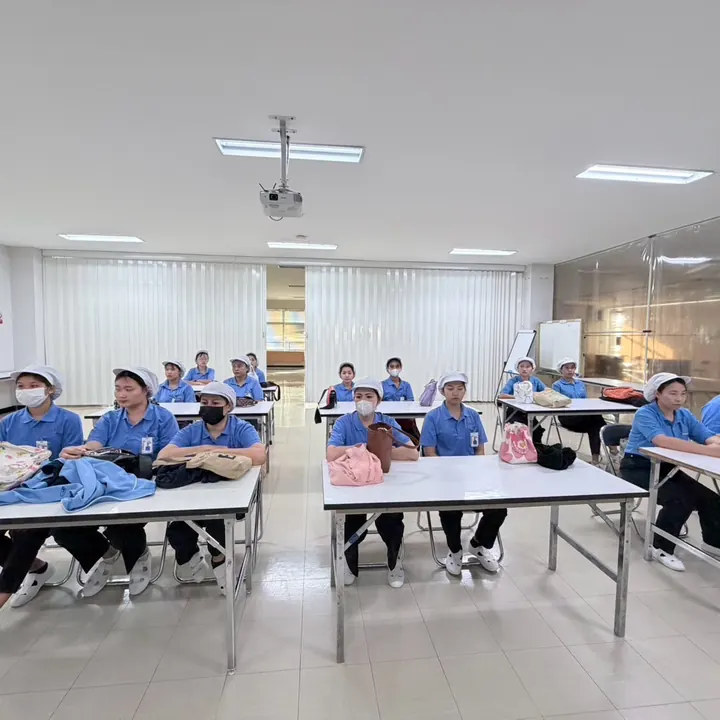 พนักงานรับชุดยูนิฟอร์มก่อนเริ่มงาน